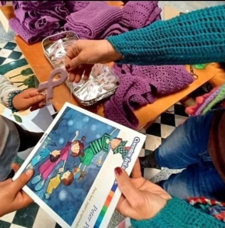 Mujeres Tejedoras de Sueños de La Zubia, y de las bufandas que mañana cambiarán por libros (AYTO. LA ZUBIA)