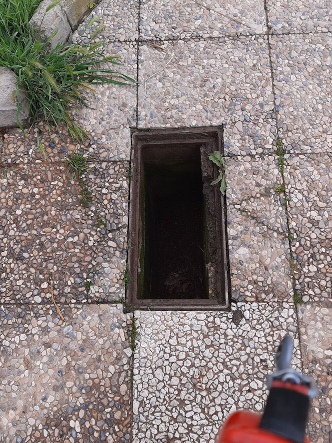 Uno de los imbornales sin tapa (AYTO. MARACENA)