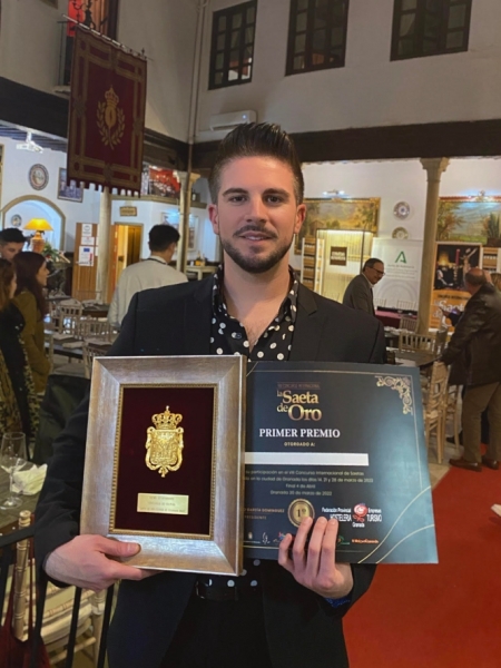 Iván Centenillo con su premio (LA OFICINA DE LOS DESEOS)