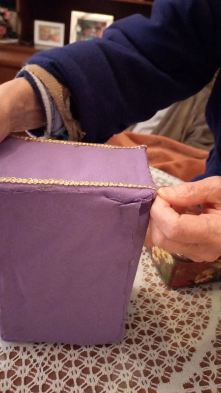 Una de las usuarias de ayuda a domicilio de Huétor Tájar que ha confeccionado su paso de Semana Santa (AYTO. HUÉTOR TÁJAR)