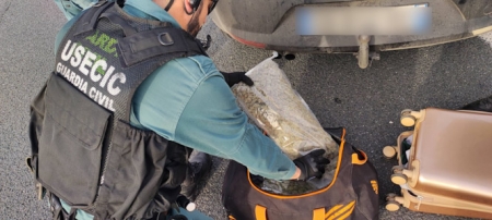 Agente de la Guardia Civil con la marihuana incautada (GUARDIA CIVIL)
