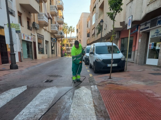 Un operario en tareas de kimpieza (AYTO. ALMUÑÉCAR)