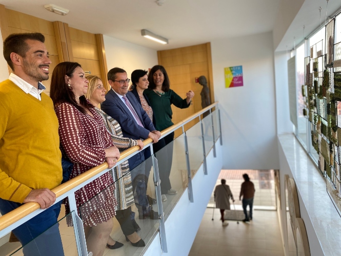 José Entrena ha visitado la exposición `Huellas` (DIPGRA)