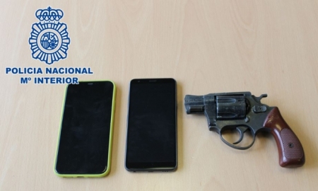 Revólver y móviles intervenidos (POLICIA NACIONAL)