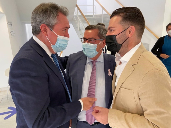  De izquierda a derecha, el secretario general del PSOE-A, Juan Espadas; el secretario general del PSOE de Granada, José Entrena, y el alcalde de Maracena, Noel López (PSOE-A)