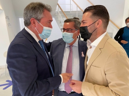  De izquierda a derecha, el secretario general del PSOE-A, Juan Espadas; el secretario general del PSOE de Granada, José Entrena, y el alcalde de Maracena, Noel López (PSOE-A)