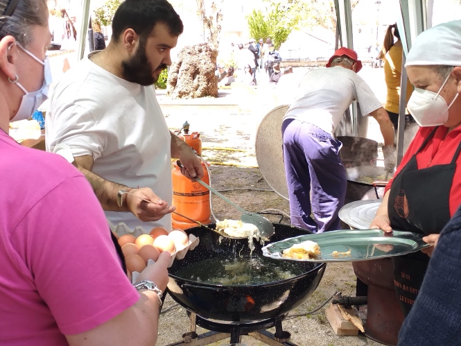 Preparación de las papas a lo pobre (AYTO. LA ZUBIA)