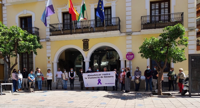 Cinco minutos de silencio en Almuñécar (AYTO. ALMUÑÉCAR)