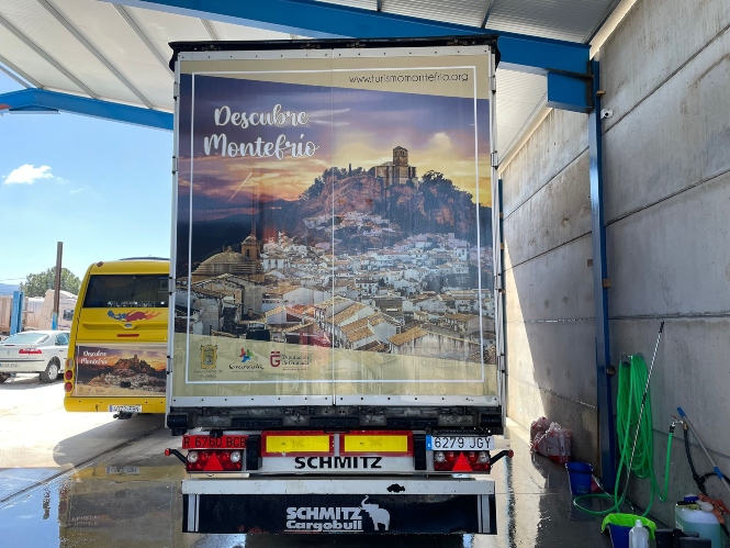 Vehículo con la imagen turística de Montefrío (AYTO. MONTEFRIO)