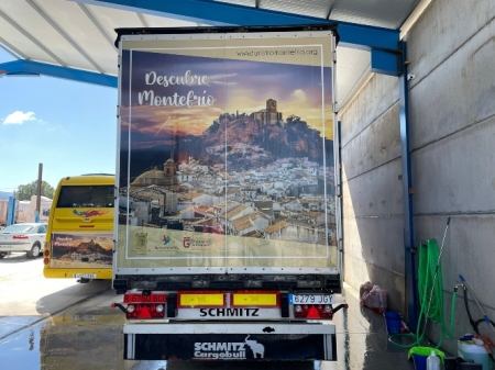 Vehículo con la imagen turística de Montefrío (AYTO. MONTEFRIO)