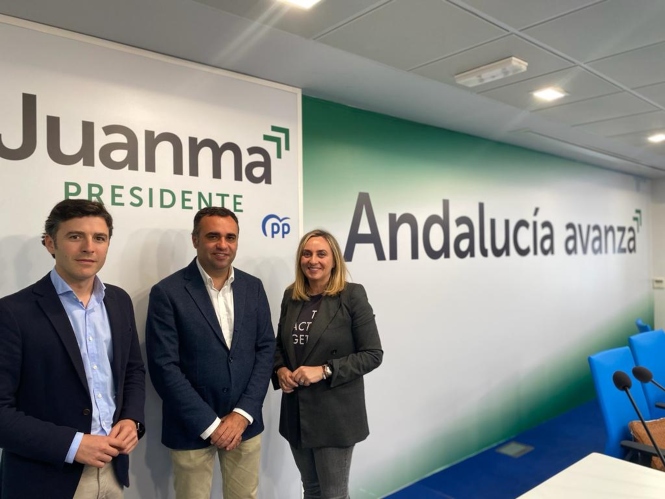 Jorge Saavedra junto a Francisco Rodríguez y Marifran Carazo (PP)