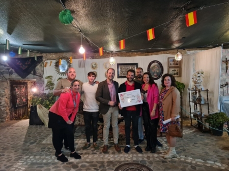 La Cruz ganadora recibe el premio (AYTO. ALMUÑÉCAR) 