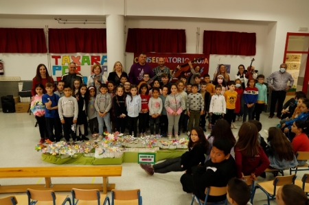 Los escolares hueteños y los profesores del conservatorio de Loja interpretan la canción `Semillas de paz` (AYTO. HUÉTOR TÁJAR) 