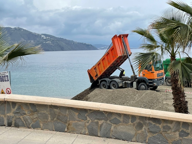 Vertido de arena en la playa de Velilla (AYTO. ALMUÑÉCAR)