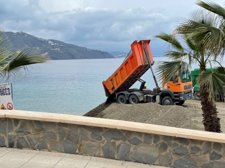 Vertido de arena en la playa de Velilla (AYTO. ALMUÑÉCAR)
