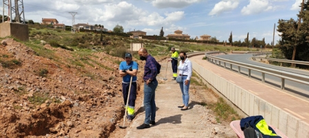 El alcalde y la concejala visitan las obras de los dos nuevos pasos peatonales (AYTO. OTURA)