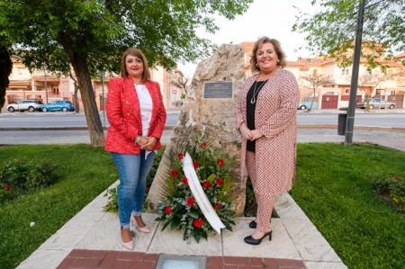 Ramo de flores junto al monolito (AYTO. ARMILLA)