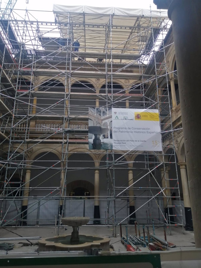 Trabajos de restauración en el patio de la capilla del Hospital Real (UGR) 