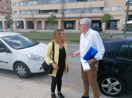 Concha Insúa junto a Juan de Dios Jiménez nez en la nueva zona azul de la Avenida de la Ilustración (CIUDADANOS) Concha Insúa junto a Juan de Dios Jiménez nez en la nueva zona azul de la Avenida de la Ilustración (CIUDADANOS)