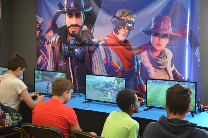 Jóvenes de La Zubia jugando a videojuegos en la Casa de la Juventud (AYTO. LA ZUBIA)