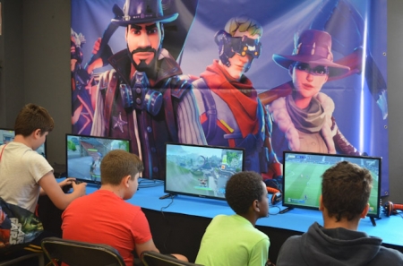 Jóvenes de La Zubia jugando a videojuegos en la Casa de la Juventud (AYTO. LA ZUBIA)