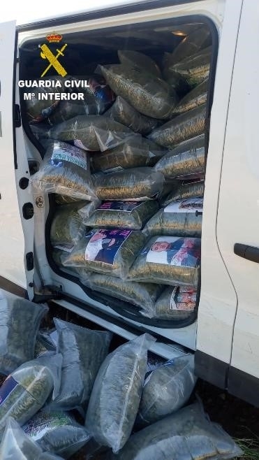 Furgoneta cargada de marihuana (GUARDIA CIVIL)