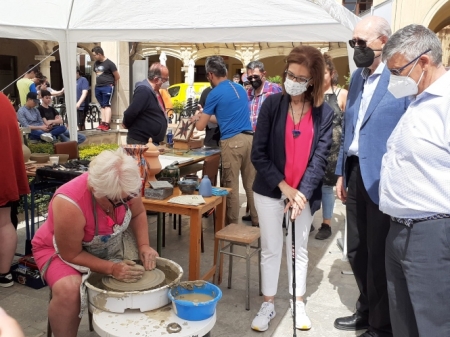 Ana Berrocal ha visitado la Feria de la Formación Profesional y las Enseñanzas Artísticas de Guadix (JUNTA)