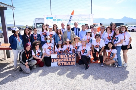El COnsejero de Educación y Deporte con las galardonadas (PARQUE DE LAS CIENCIAS)
