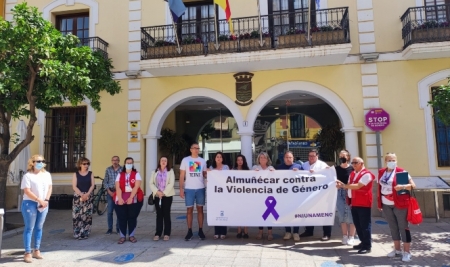 Cinco minutos de silencio contra la violencia de género en ALmuñécar (AYTO. ALMUÑÉCAR)  
