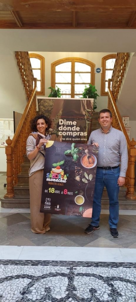 La concejala de Comercio y el alcalde de Monachil, durante la presentación de `Saborea Monachil` (AYTO. MONACHIL) 