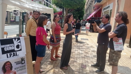 Violeta Tercedor atendiendo a los medios (RECORTES CERO)