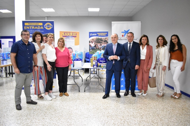 Foto de familia tras la firma del convenio (AYTO. GRANADA)