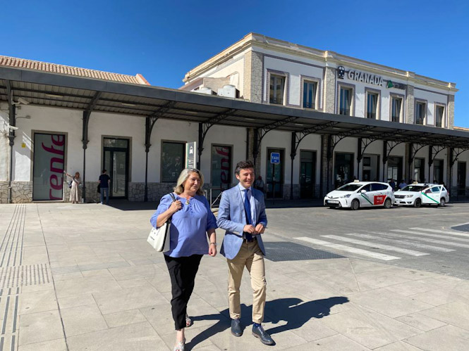 Jorge Saavedra y Trinidad Herrera en la estación de ferrocarril (PP)