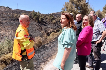Carmen Crespo y Marifrán Carazo visitan la zona afectada por el fuego en el Cerro de San Miguel (JUNTA) 