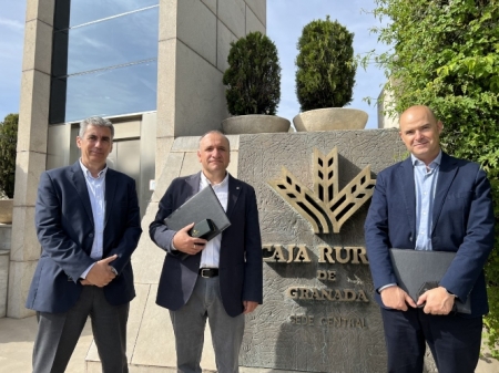 Foto de familia tras la firma del convenio (CAJA RURAL) Foto de familia tras la firma del convenio (CAJA RURAL)
