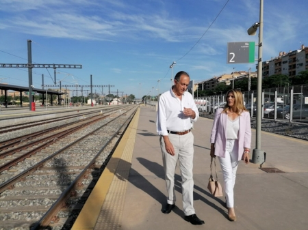 El candidato de Cs por Almería, Vicente García, y la candidata por Granada, Concha Insúa, en la estación de Granada. (CIUDADANOS)