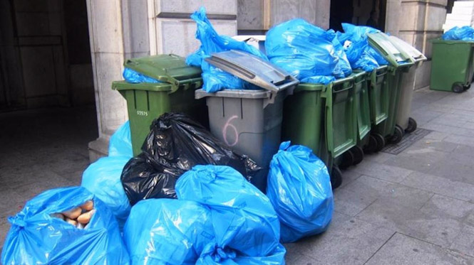 Basura junto a contenedores (EUROPA PRESS)