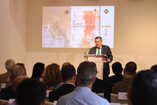 El presidente de la Diputación de Granada, José Entrena, ha presentado la programación del FEX (R. MARTÍNEZ/ DIPGRA)