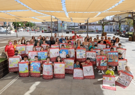 Imagen de los escolares con sus dibujos (AYTO. ARMILLA)