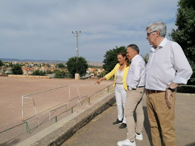 Concha Insúa visita el campo de fútbol (CS)