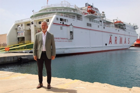 El presidente de la Autoridad Portuaria de Motril, José García Fuentes, junto al barco que ha realizado la travesía (PUERTO DE MOTRIL)