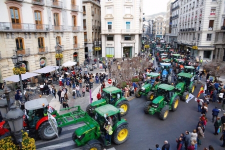 Un grupo de unos 300 manifestantes se ha desviado del itinerario de la tractorada (ÁLEX CÁMARA / EUROPA PRESS) Un grupo de unos 300 manifestantes se ha desviado del itinerario de la tractorada (ÁLEX CÁMARA / EUROPA PRESS)