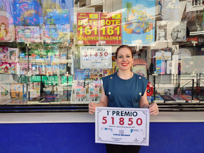 Librería Jofi en el día de San Juan de 2022, tras dar parte del primer premio de Lotería Nacional (LIBRERÍA JOFI)