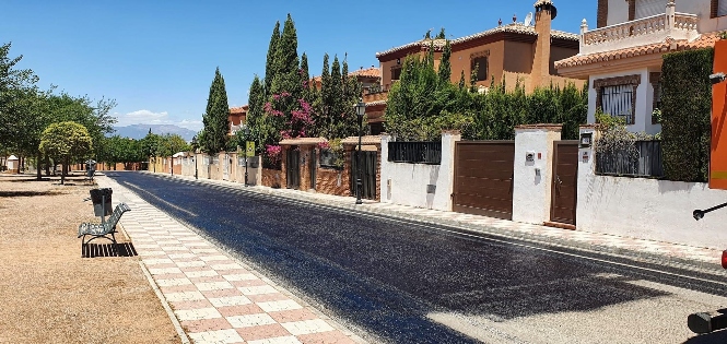 Los operarios realizan labores de asfaltado en Cúllar Vega (AYTO. CÚLLAR VEGA) 