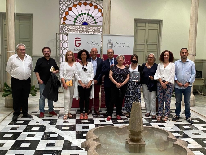 Foto de familia tras la presentación del libro (DIPGRA) 