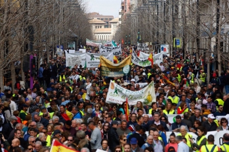 Un grupo de unos 300 manifestantes por la crisis del sector primario en el centro de Granada, en imagen de archivo (ÁLEX CÁMARA / EUROPA PRESS)