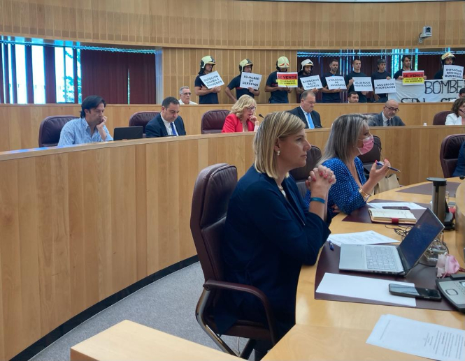 Inmaculada Hernández, del PP, en primer término en el Pleno provincial (PP) 