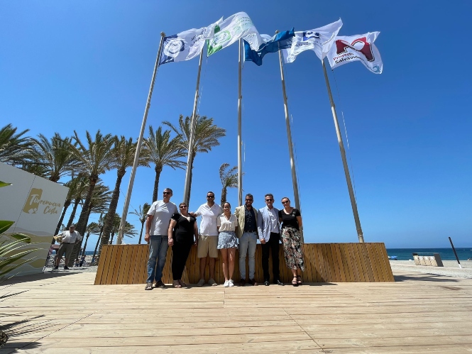 Izado de las banderas azules en Torrenueva (JUNTA)