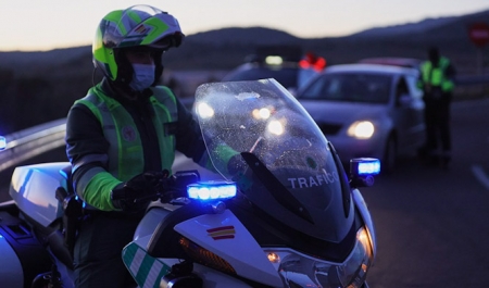 Motorista de la Guardia Civil de Tráfico (JESÚS HELLÍN / EUROPA PRESS)