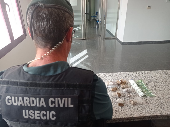 Droga y dinero inacutado (GUARDIA CIVIL)